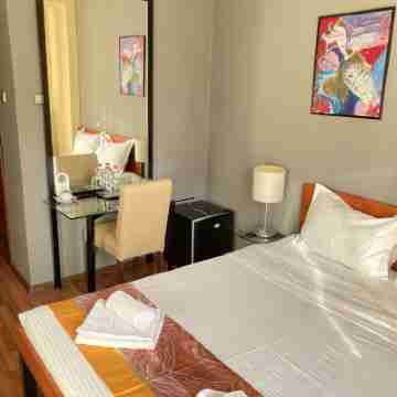 Tania-Frankfurt Hotel Rooms