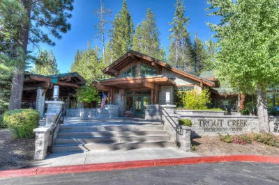 Paradise Pines 3BR Secluded Cabin Minutes in Tahoe Donner! Hotels near Rainbow Bridge / Donner Summit Bridge