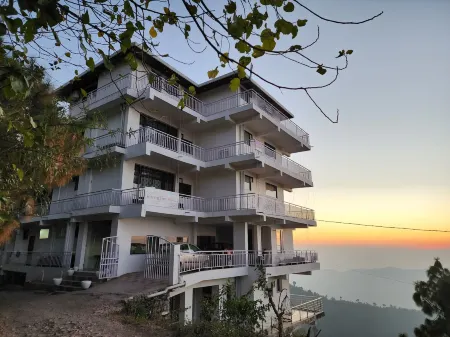 Him Hilton Luxury Hotel Отели рядом с достопримечательностью «Kuthar Fort»