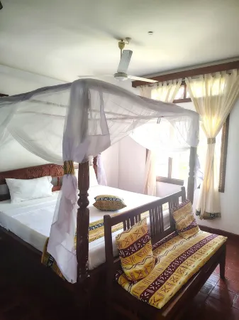 Mangro Hotel Diani Beach Отели рядом с достопримечательностью «Chillspot Nirvana backpackers and bar and grill»