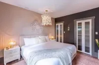 Iconic 3BD Entire House in The Heart Of Pittsburg Hotels in Green Tree