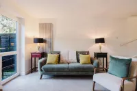 Corner House - Bright 2 Bed in Cheltenham - 2-Star