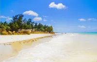 Queens Chateau Boutique Villa - Beach