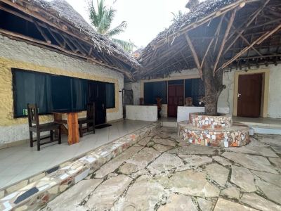 1 Bed Villa - Sleeps 2 - Pool - Smoking - Parking