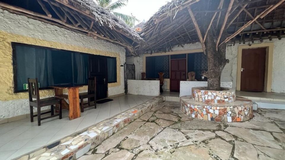 1 Bed Villa - Sleeps 2 - Pool - Smoking - Parking