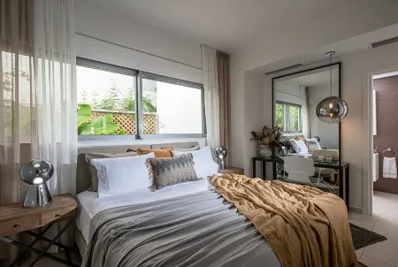 Lady Sea 6 Bedroom Villa with Heated Pool & Private Beach Access Отели рядом с достопримечательностью «Senses Club»