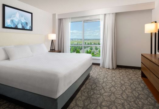 엠버시 스위트 바이 힐튼 로비