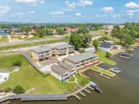 Central 137 on Lake Hamilton - close to Oaklawn and downtown!