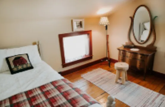 Experience Beautiful Pioneer Home In Nauvoo!