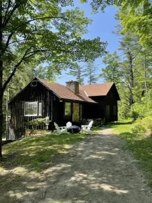 Bright Modern Secluded Vermont Home: Fish Pond + Trails, 5 Mins to Williamstown