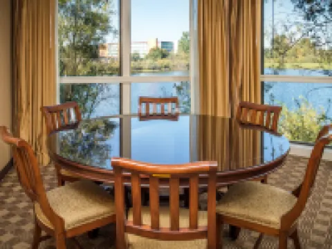 ダブルツリー バイ ヒルトン シアトル エアポート シータックのホテル