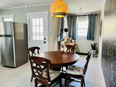 Appaltree Bungalow: Two bedrooms in town Hotels near Hickory Ridge History Museum