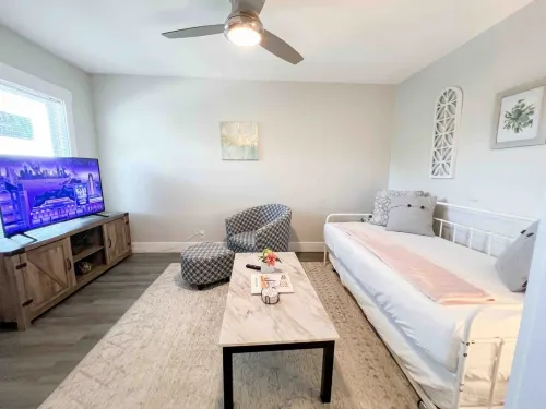 Close to Downtown and Beach Attractions - Charming Retreat