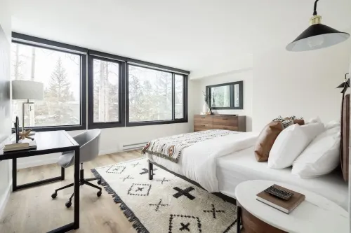 Resort Amenities and Scenic Surroundings - Stunning Lake View Retreat