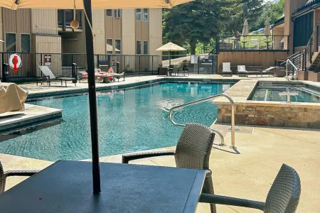 Lovely getaway minutes from ski slopes with mountain views, fireplace, & balcony