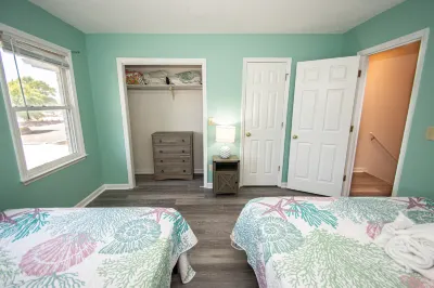 Charming Townhouse with Outdoor Patio - Delightful Coastal Retreat