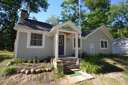 Charming Cottage with River Frontage and Cozy Fireplace - Delightful Retreat Отели в г. Глен Арбор Тауншип