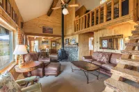 Spacious D-Log Cabin with Panoramic Mountain Views - Charming Getaway Hotels in Mineral County