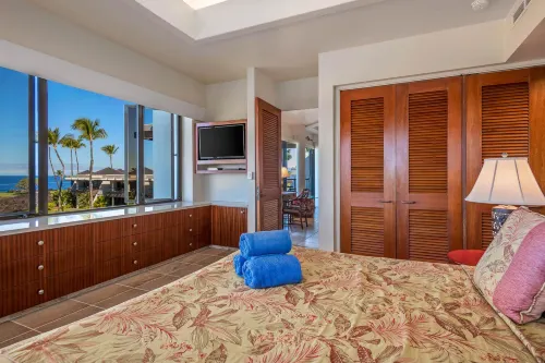 Luxurious Retreat with Gourmet Kitchen and Pool - Breathtaking Ocean View