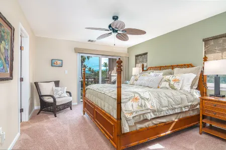 Complimentary Hilton Pool Pass and Scenic Views - Elegant Island Retreat