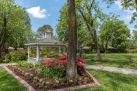 Stylish Comfort and Prime Location Near Attractions - Charming Escape Hotels in Bentonville