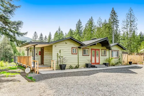 Picturesque home/wedding venue with hot tub, mountain view, WiFi, & Netflix Hotels in Jefferson County