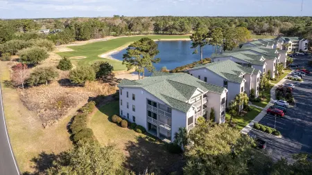 Scenic Pond View and Golf Course Access - Spacious Charming Retreat Отели в г. Джорджтаун Каунти