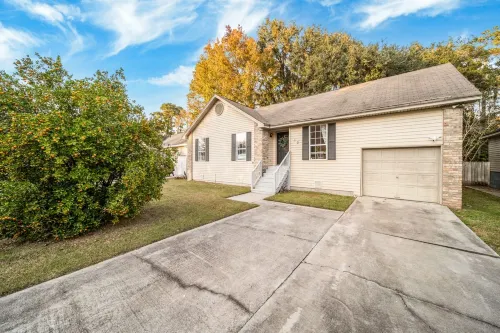 Large Yard with Deck and BBQ Grill - Charming Oasis