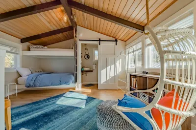 Classic  home with ocean views - just a short walk to parks & beaches Hotel in zona Parco nazionale di Redwood