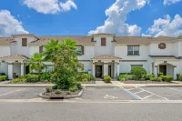 Private Pool and Access to Premier Resort Features - Elegant Oasis