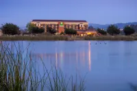 Holiday Inn Express at Monterey Bay Hotel in zona Laguna Grande Regional Park, Monterey side