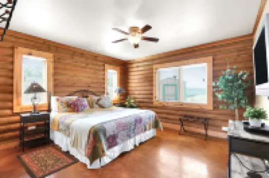 Rustic Escape with Stunning Views and Cozy Charm - Serene Log Home Retreat