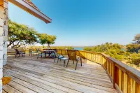 Lovely 2-story home with upper & lower decks, gorgeous lake & Hill Country views Hotels in Burnet