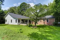 Private Pool and Pool House Retreat Minutes from Columbia - Stunning Oasis Hotel a Forest Acres