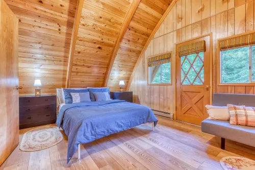 Creek-side mountain cabin with fireplace, balcony & full kitchen - near hiking Hôtels à : Rhododendron