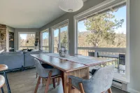 Mountain-view condo on the golf course with WiFi, private W/D & gas grill Hotels in Welches