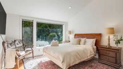 Stunning Cascade Views and Lush Garden - Charming Wine Country Haven