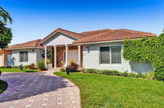 Luxurious Waterfront Home with Pool, Sauna and Game Room - Stunning Retreat