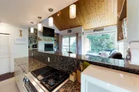 Well-equipped condo with WiFi - great location near skiing