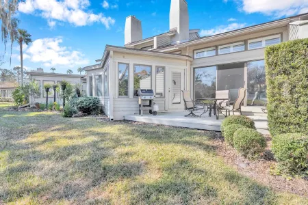 Tranquil Oasis with Pond View and Community Pool - Elegant Retreat