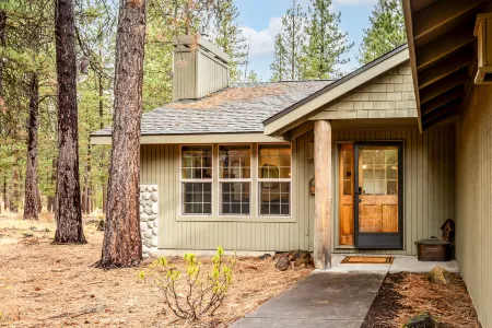 Hot Tub and Enclosed Deck - Cozy Sunriver Retreat