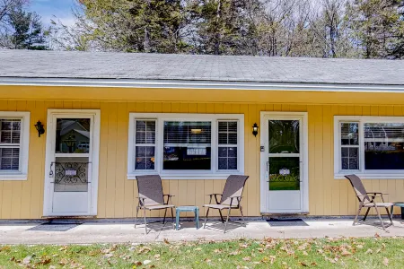 Cozy hotel-style suite right on the water, shared patio, free WiFi