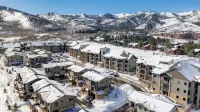 Blackstone Luxury Top Floor 2br, Walk to Skiing at Cabriolet, Shared Pool and Hot tub, Mountain View - Apartments