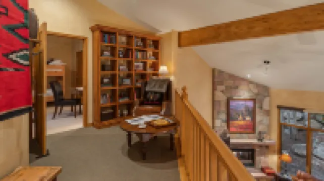 Gourmet Kitchen and Cozy Fireplace - Stunning Mountain Retreat