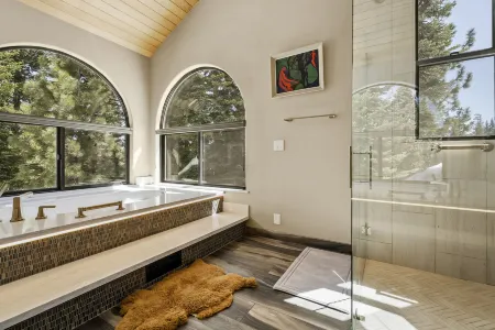 Spacious Living Areas and Stunning Architecture - Elegant Mountain Retreat Отели рядом с достопримечательностью «California Historical Landmark 780-6: Transcontinental Railroad in Truckee»