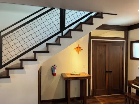 Perfect location! Downtown Beach & Ski Pad w/hot tub in the heart of Sandpoint. Отели рядом с достопримечательностью «Вар Мемориал Филд»