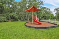 Blueberry Bungalow - Charming 3 bedroom house in peaceful Richmond Hill.