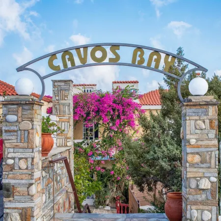 Cavos Bay Hotel & Studios