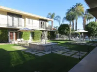 7 Springs Inn & Suites - 2-Star