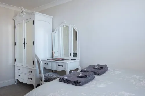 2 Bed Apt - Sea Views Seafront Location & Parking